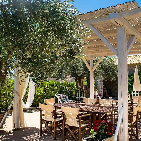 Liokrina Country Living & فيلة *